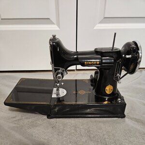 RARE VINTAGE & PRISTINE ORIGINAL OWNER 1946 SINGER 221 SEWING MACHINE, CASE, ACC
